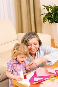小女孩和奶奶玩胶纸