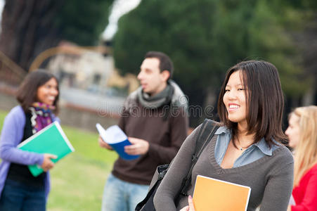 公园里的多元文化大学生图片