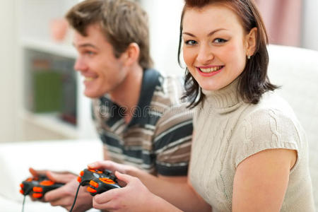 玩游戏机的年轻夫妇