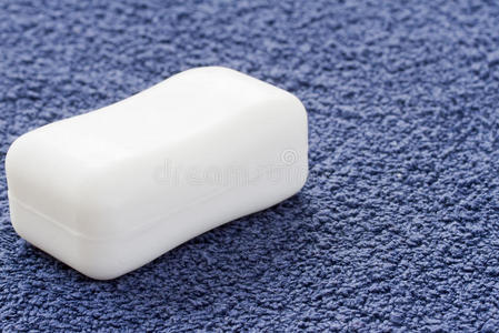 蓝色毛巾上的白色肥皂棒