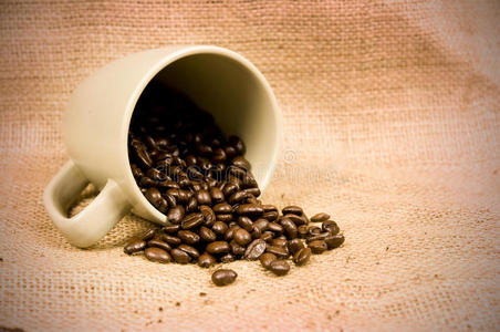 咖啡豆从杯子里溢出