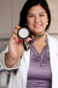 女医生手持听诊器