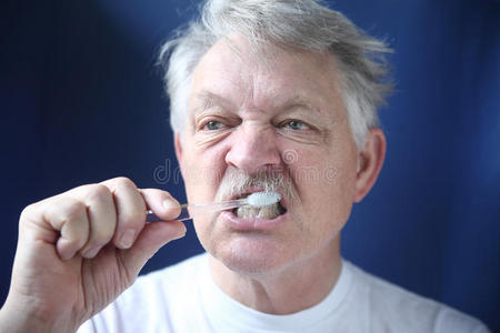 牙齿 面对 股票 打扫 卫生 老的 梳毛 手指 牙科 男人