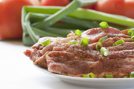 新鲜生猪肉配新鲜蔬菜。