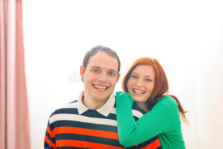 微笑的年轻夫妇肖像