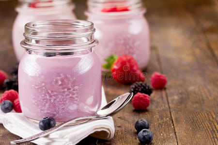 自制草莓酸奶小罐子