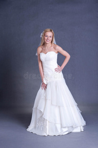 穿着婚纱的年轻新娘图片