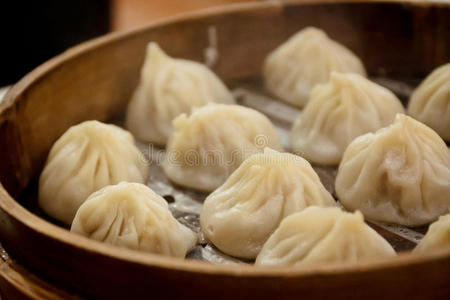 热气腾腾的上海饺子照片