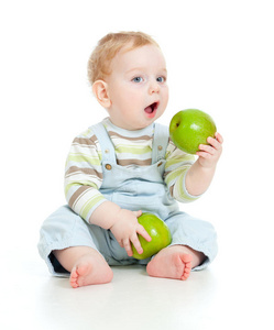 男婴吃健康食品
