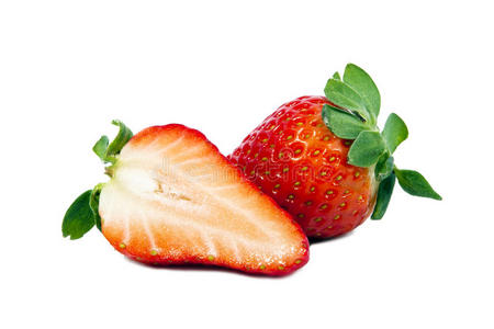 美味的成熟草莓，切成两半。