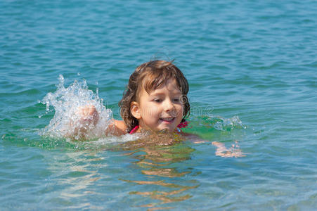 快乐的孩子在海里游泳