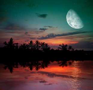 海洋日落和月亮