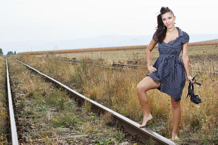 铁路上美丽的年轻女子图片