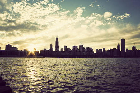 芝加哥地平线上的冬日余晖