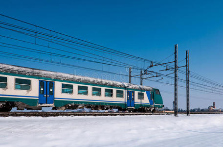 而不是铁路自行车道以色列旅行照片-耶路撒冷两个手提箱站在火车站