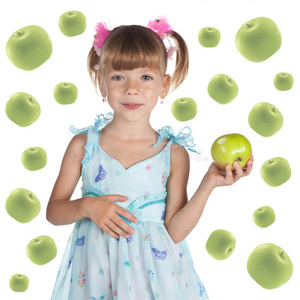 一个可爱的小女孩拿着一个新鲜的苹果