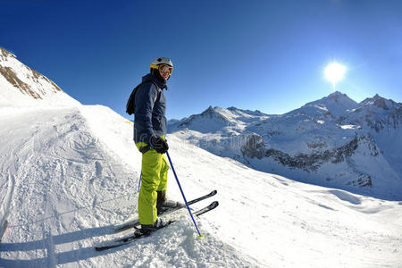 在阳光明媚的冬日雪上滑雪