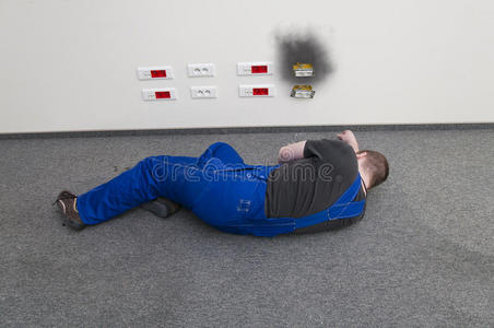 电一个躺在地上的人图片