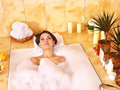 美女洗泡泡浴图片