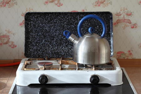 厨房的水壶和煤气灶图片