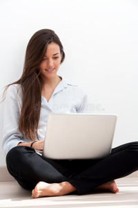 年轻女人在用笔记本电脑工作