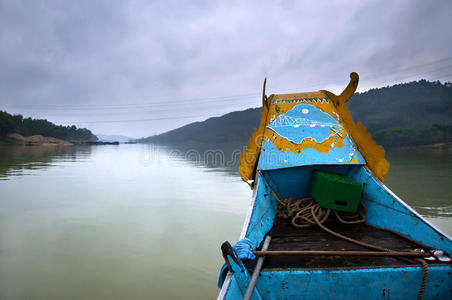 越南香水河上的龙舟图片