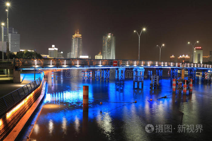蓝色灯光桥之夜