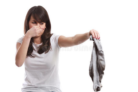 的女人手拿臭袜子和鼻塞的人臭袜子的女人臭袜子房间里有臭袜子的男人