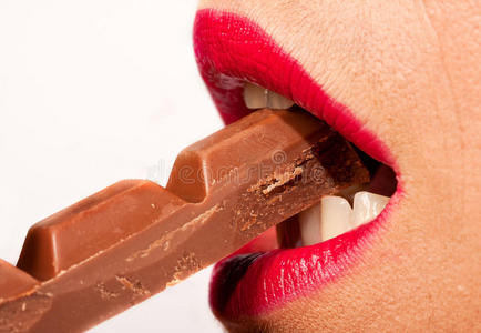红唇女人吃巧克力