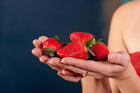 手拿新鲜采摘的草莓