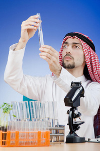 在实验室工作的阿拉伯化学家图片