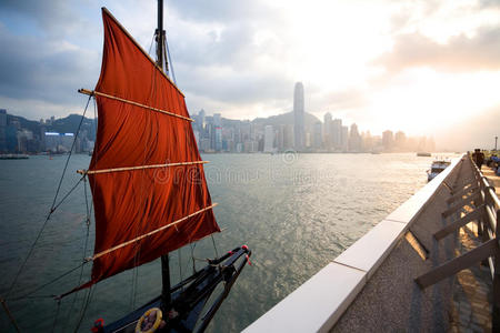 帆船矗立在香港海滨