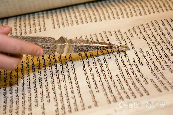 下载小样发票合同问题/举报带放大镜和钢笔的旧圣经书复古手写圣经页