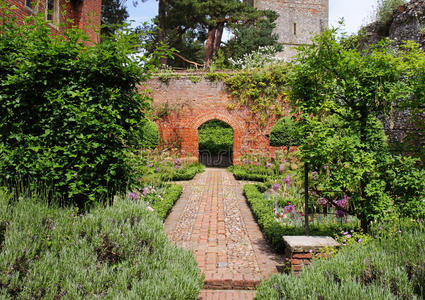 有拱的英式围墙花园照片