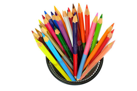 各种颜色的铅笔被隔离在白色上