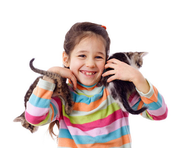 快乐的小女孩抱着两只小猫