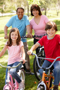西班牙裔祖父母，孙子孙女骑自行车