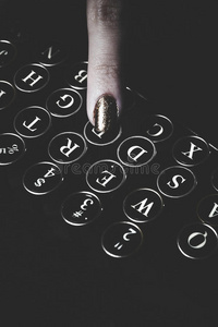 用金指甲在打字机上写字的手指