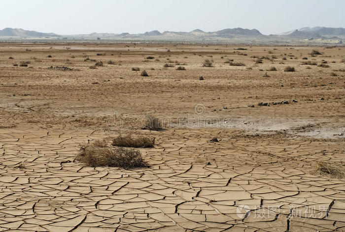 干涸的大海中的旧船