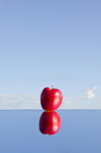 镜子和天空上的一个红苹果