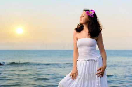 海岸上穿着白色太阳裙的女人