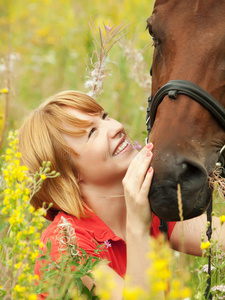年轻漂亮的姑娘骑着马的画像