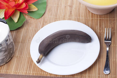 一盘棕色香蕉