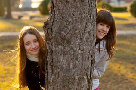两个漂亮的少女在公园里玩得很开心