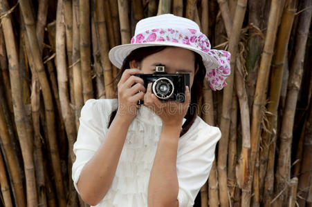 漂亮的亚洲女人用老式相机。