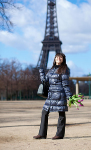 巴黎靠近埃菲尔铁塔的积极游客