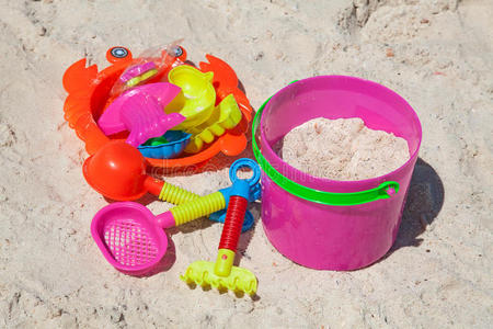 沙子里的玩具
