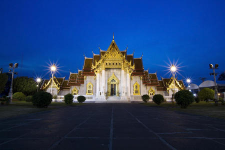 泰国曼谷夜间大理石寺庙图片