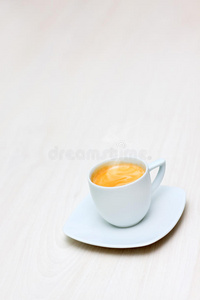 木地板上的一杯热咖啡