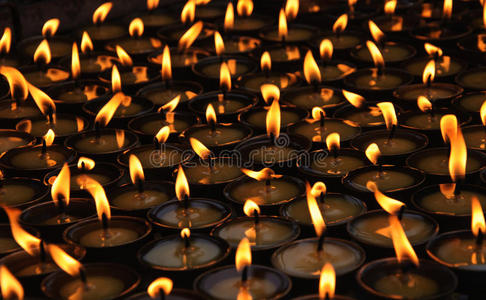 在佛寺点蜡烛
